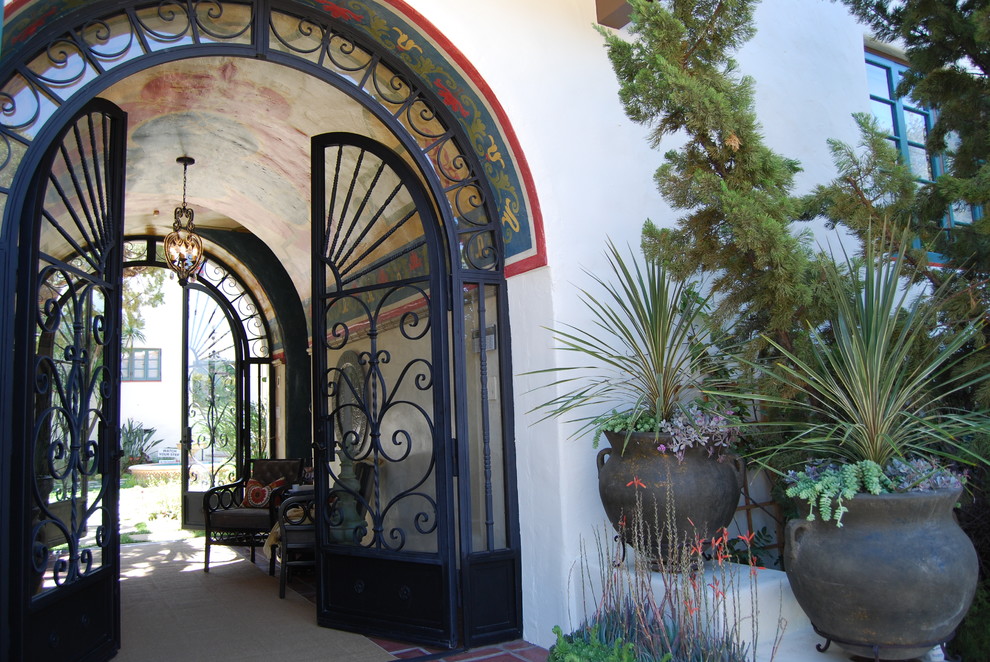 ロサンゼルスにあるお手頃価格の小さな地中海スタイルのおしゃれな家の外観 (漆喰サイディング) の写真