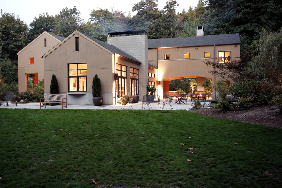 Großes Landhaus Haus mit brauner Fassadenfarbe in Seattle