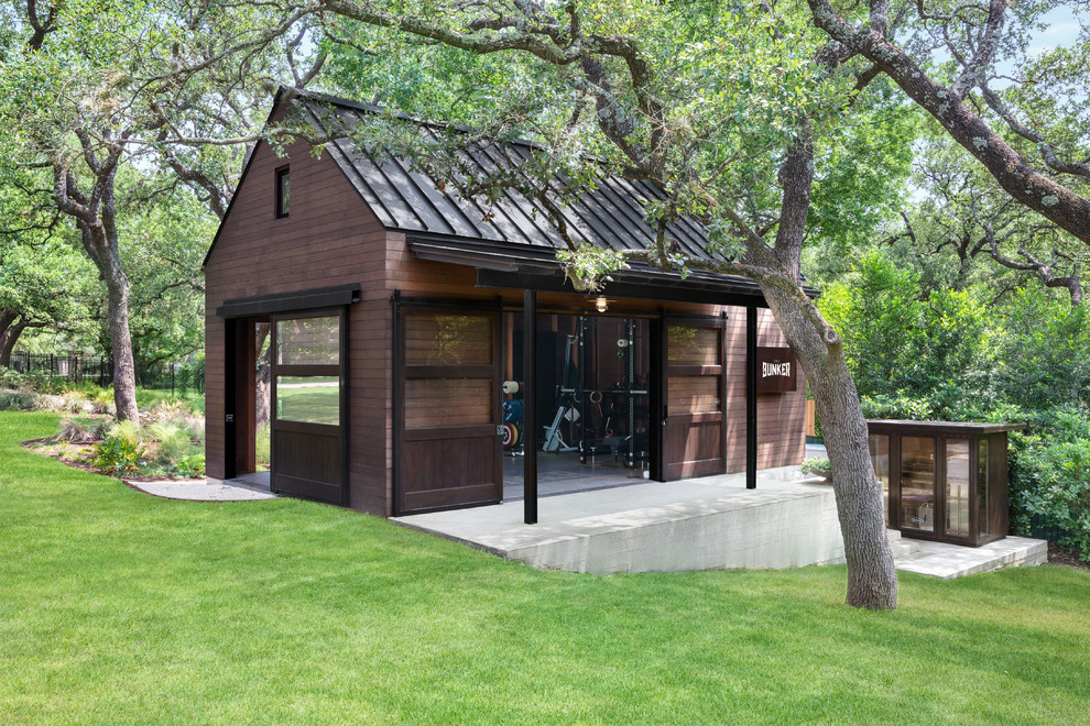 Idéer för små lantliga bruna hus, med allt i ett plan, sadeltak och tak i metall