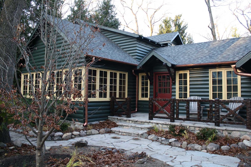 Пример оригинального дизайна: деревянный, зеленый дом в стиле рустика для охотников