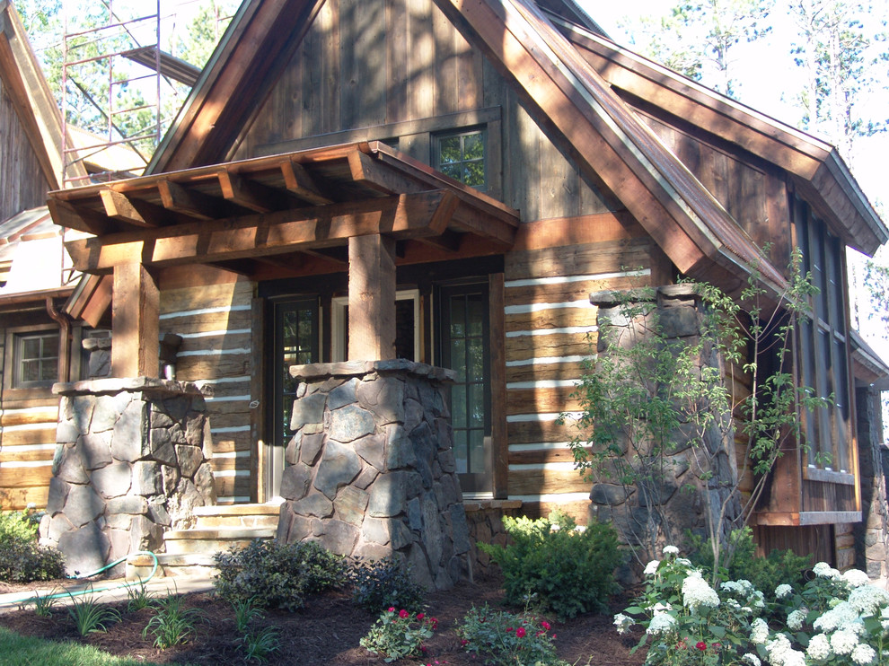 Cette photo montre une façade de maison marron montagne en bois avec un toit à deux pans.