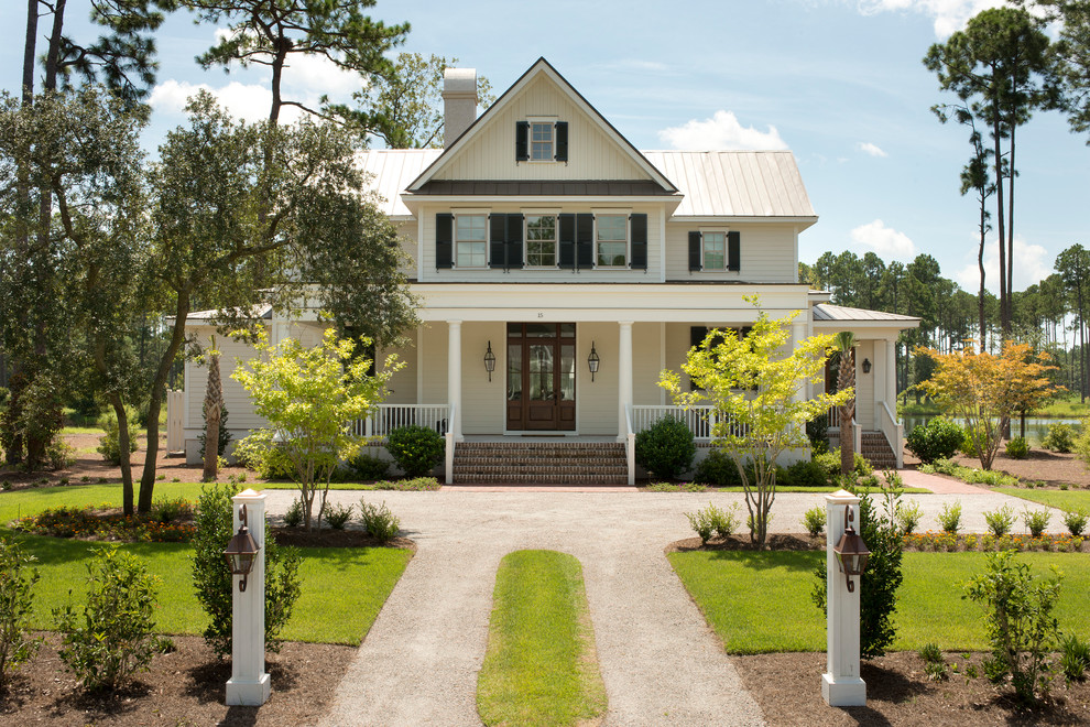 Diseño de fachada de casa beige clásica de tamaño medio de dos plantas con revestimiento de madera y tejado de metal