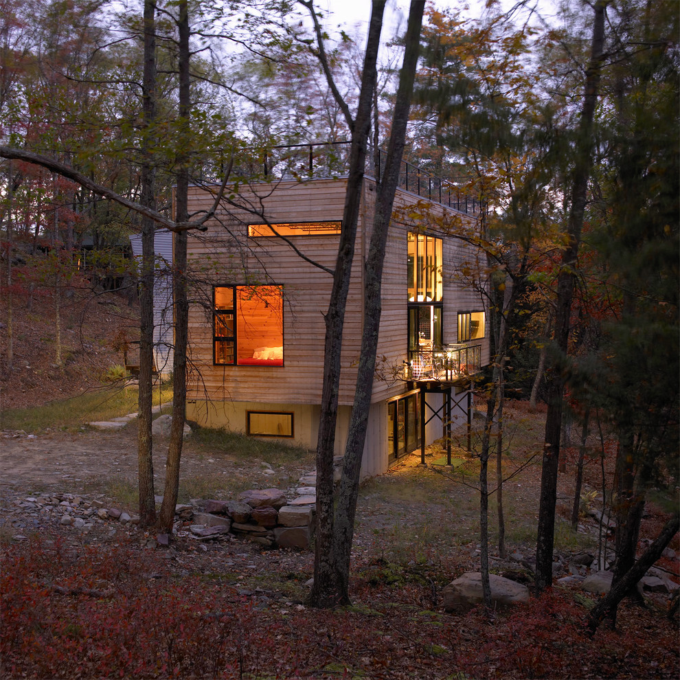Свежая идея для дизайна: деревянный дом в современном стиле - отличное фото интерьера