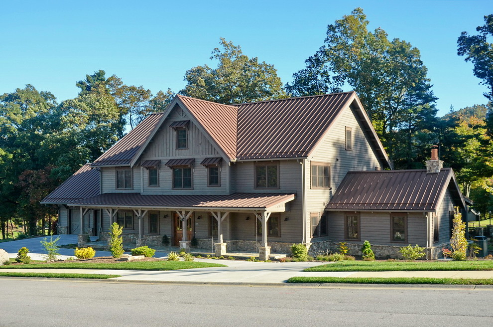 Esempio della facciata di una casa rustica con rivestimento in legno