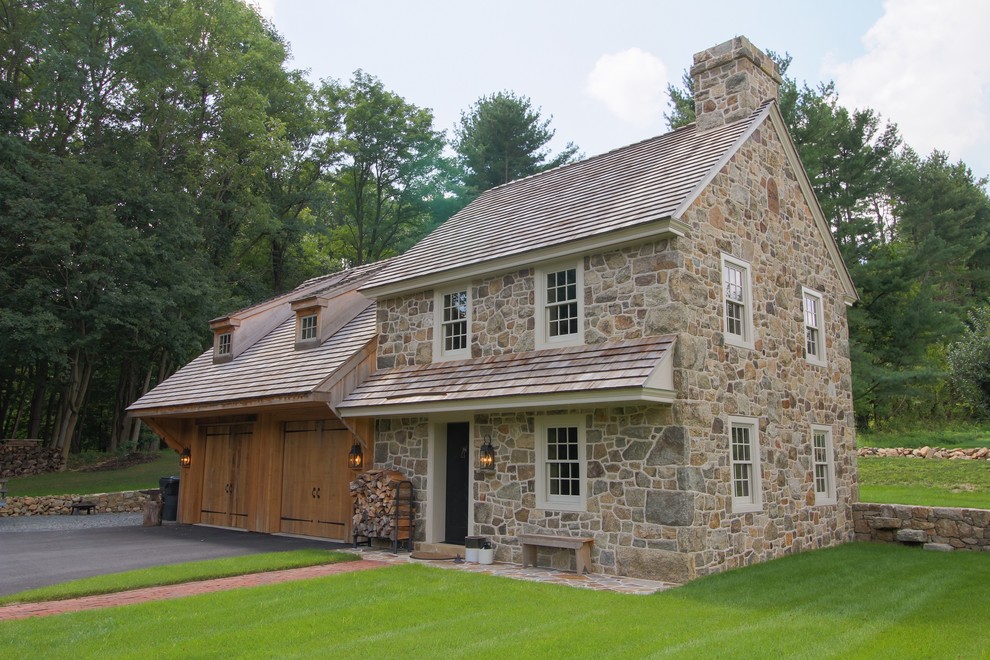 Zweistöckiges Landhaus Haus mit Satteldach, brauner Fassadenfarbe und Schindeldach in Philadelphia