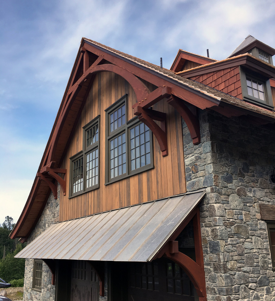 Immagine della villa marrone rustica a due piani di medie dimensioni con tetto a capanna, rivestimenti misti e copertura in metallo o lamiera