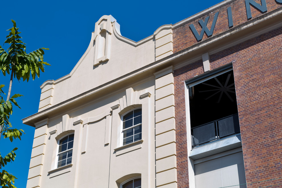 Dreistöckiges Industrial Wohnung mit Backsteinfassade und bunter Fassadenfarbe in Brisbane