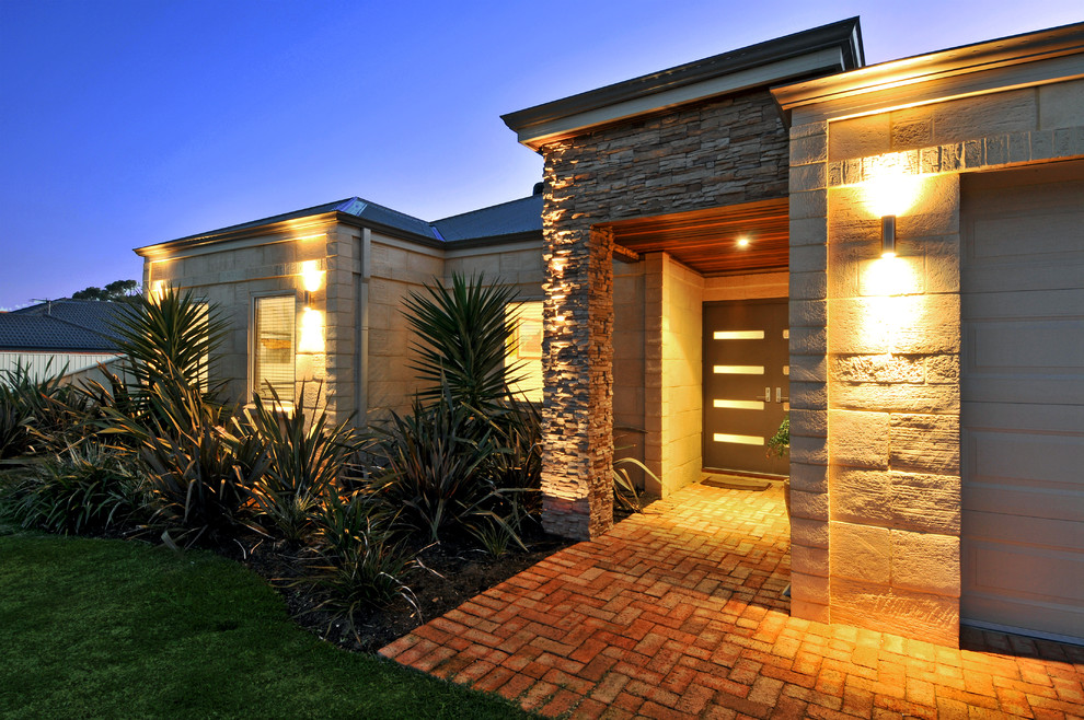 Mittelgroßes, Einstöckiges Modernes Haus mit Betonfassade, beiger Fassadenfarbe und Walmdach in Perth
