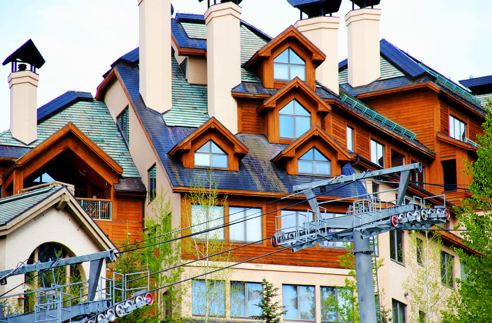 Großes, Zweistöckiges Uriges Einfamilienhaus mit Mix-Fassade, beiger Fassadenfarbe und Ziegeldach in Denver