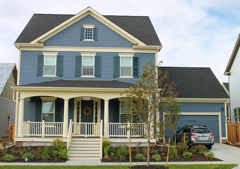 На фото: синий дом в классическом стиле с двускатной крышей с