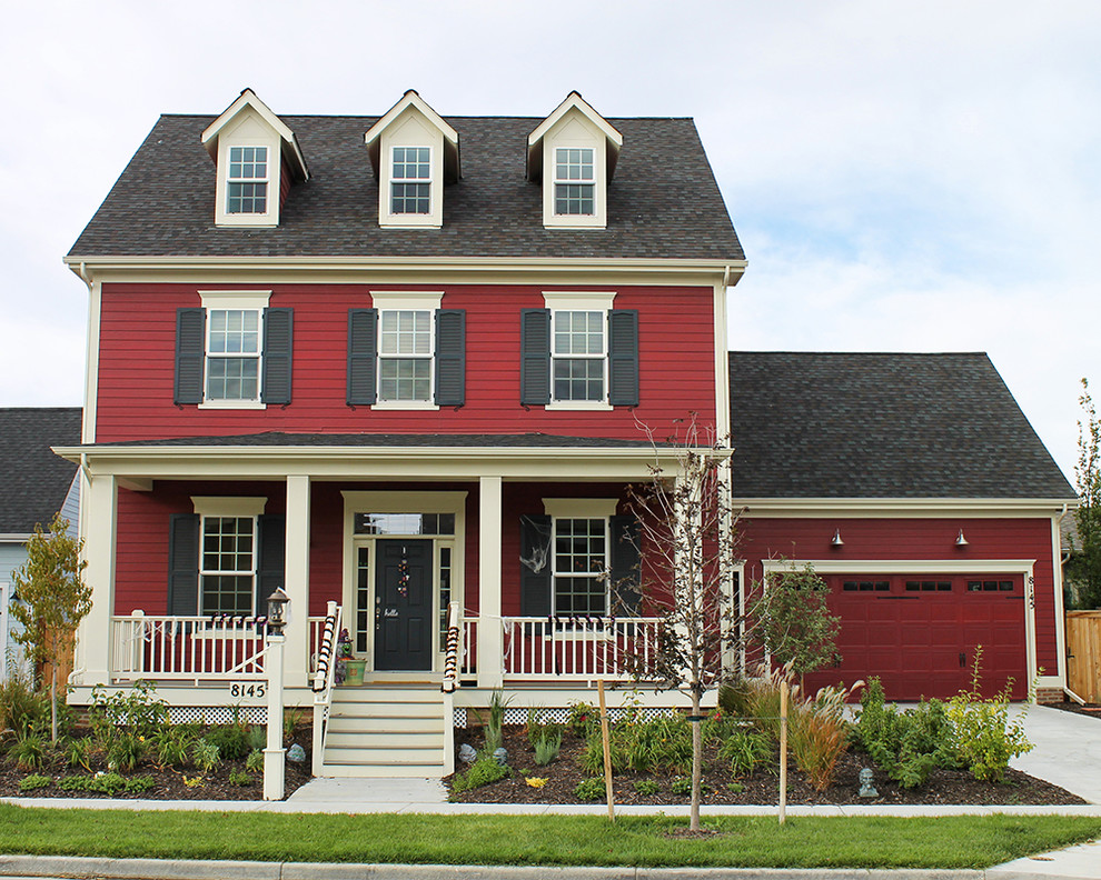 Immagine della facciata di una casa rossa classica con tetto a capanna