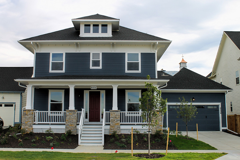 Свежая идея для дизайна: синий дом в классическом стиле с вальмовой крышей - отличное фото интерьера