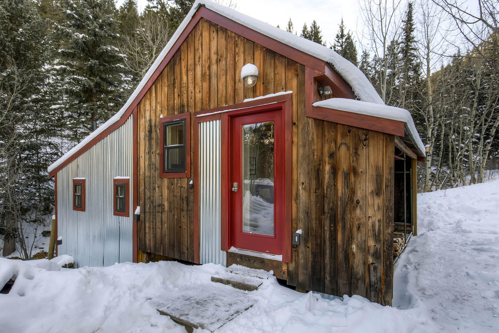 Kleine, Einstöckige Urige Holzfassade Haus mit Satteldach in Denver