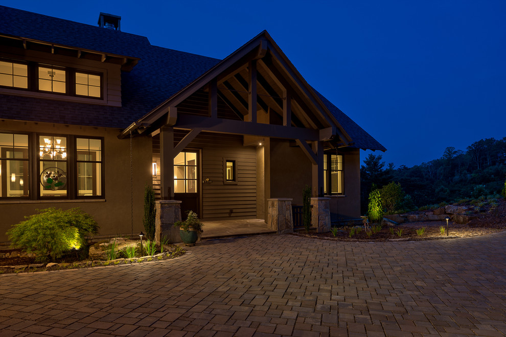 Diseño de fachada de casa marrón de estilo americano grande de dos plantas con revestimientos combinados, tejado a dos aguas y tejado de teja de madera