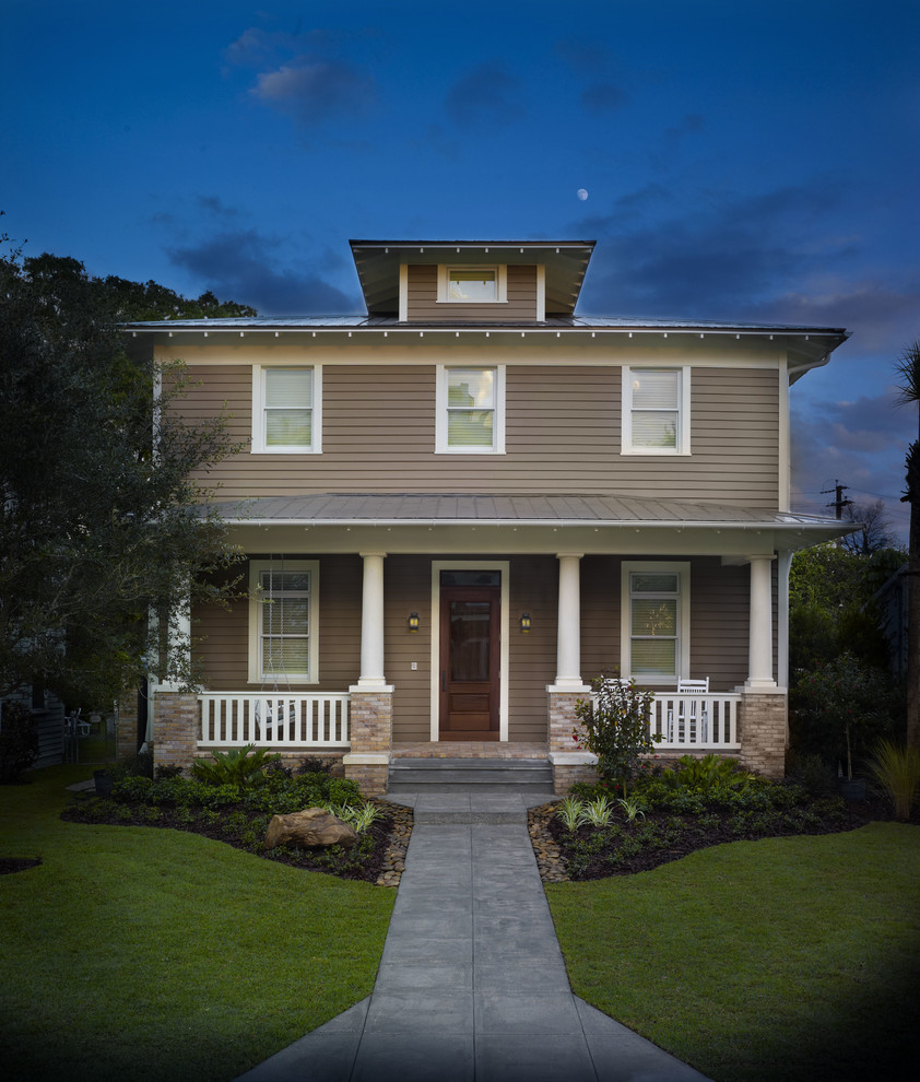 На фото: двухэтажный, серый дом среднего размера в классическом стиле с вальмовой крышей с