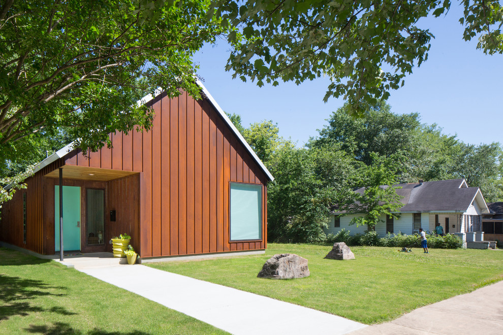 Idées déco pour une petite façade de maison métallique et multicolore moderne de plain-pied avec un toit à deux pans et un toit en métal.