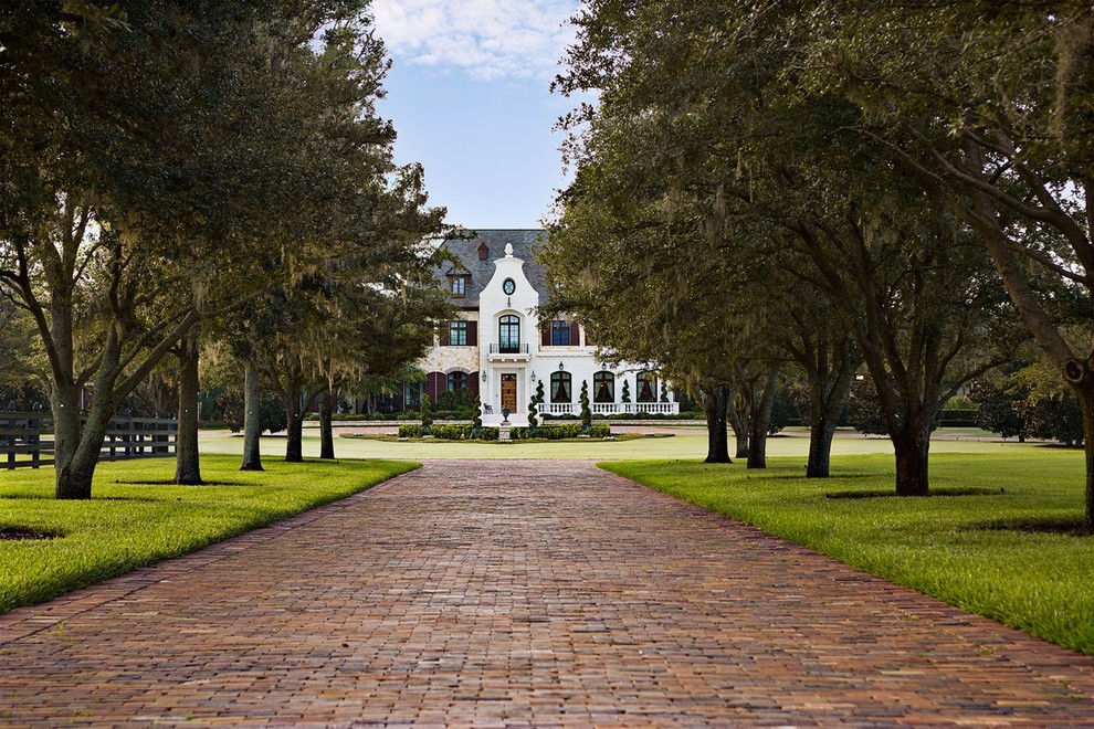 Geräumiges, Dreistöckiges Klassisches Einfamilienhaus mit Mix-Fassade, Walmdach, Schindeldach und weißer Fassadenfarbe in Tampa