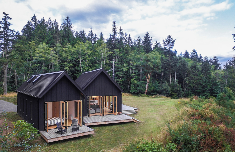 Источник вдохновения для домашнего уюта: маленький, одноэтажный, деревянный, серый дом в стиле рустика с двускатной крышей для на участке и в саду