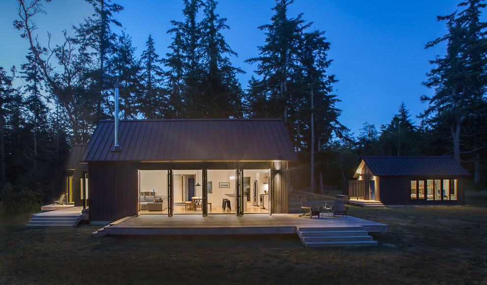 Kleine, Einstöckige Urige Holzfassade Haus mit grauer Fassadenfarbe und Satteldach in Seattle