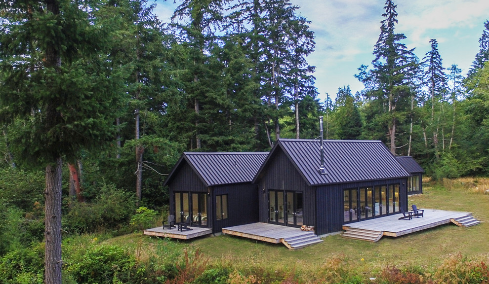 Стильный дизайн: маленький, одноэтажный, деревянный, серый дом в стиле рустика с двускатной крышей для на участке и в саду - последний тренд