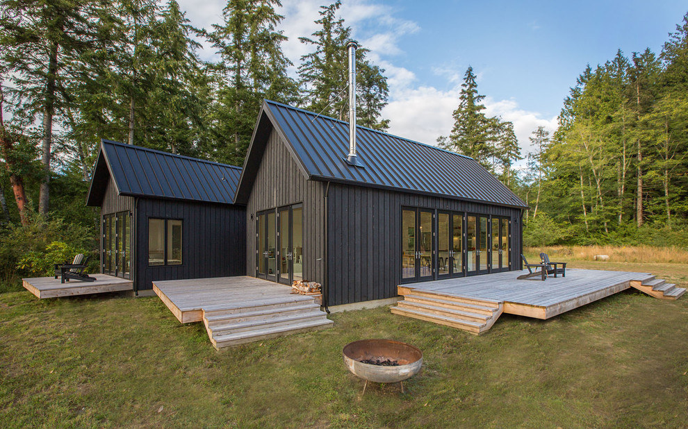 Kleine, Einstöckige Rustikale Holzfassade Haus mit grauer Fassadenfarbe und Satteldach in Seattle