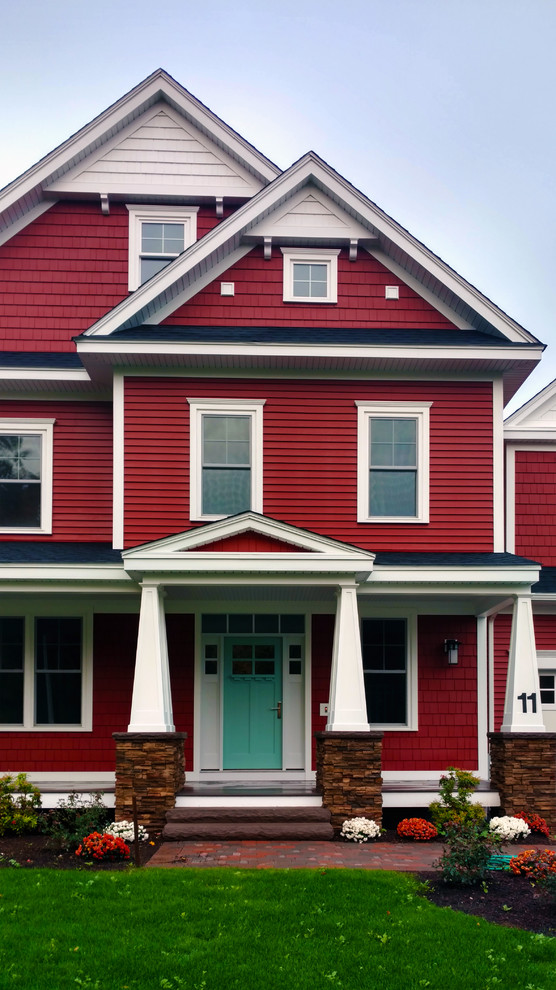 Стильный дизайн: большой, двухэтажный, красный дом в стиле кантри с облицовкой из ЦСП и двускатной крышей - последний тренд