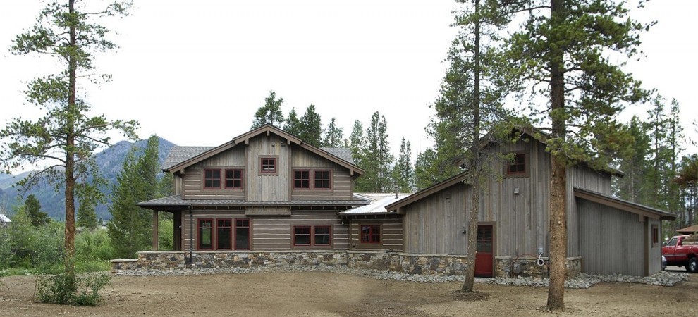 Foto della villa grande marrone american style a due piani con rivestimento in legno, tetto a capanna e copertura a scandole
