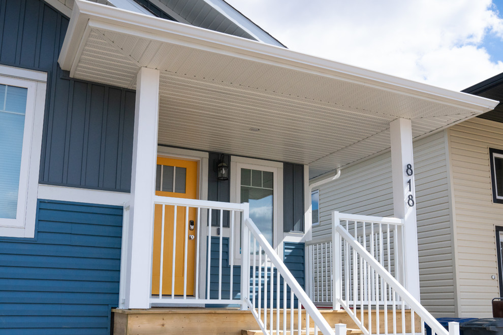 Kleines, Einstöckiges Uriges Einfamilienhaus mit Vinylfassade, blauer Fassadenfarbe, Satteldach und Schindeldach in Sonstige