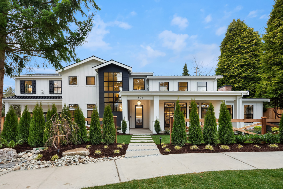 Großes, Zweistöckiges Country Einfamilienhaus mit weißer Fassadenfarbe in Seattle
