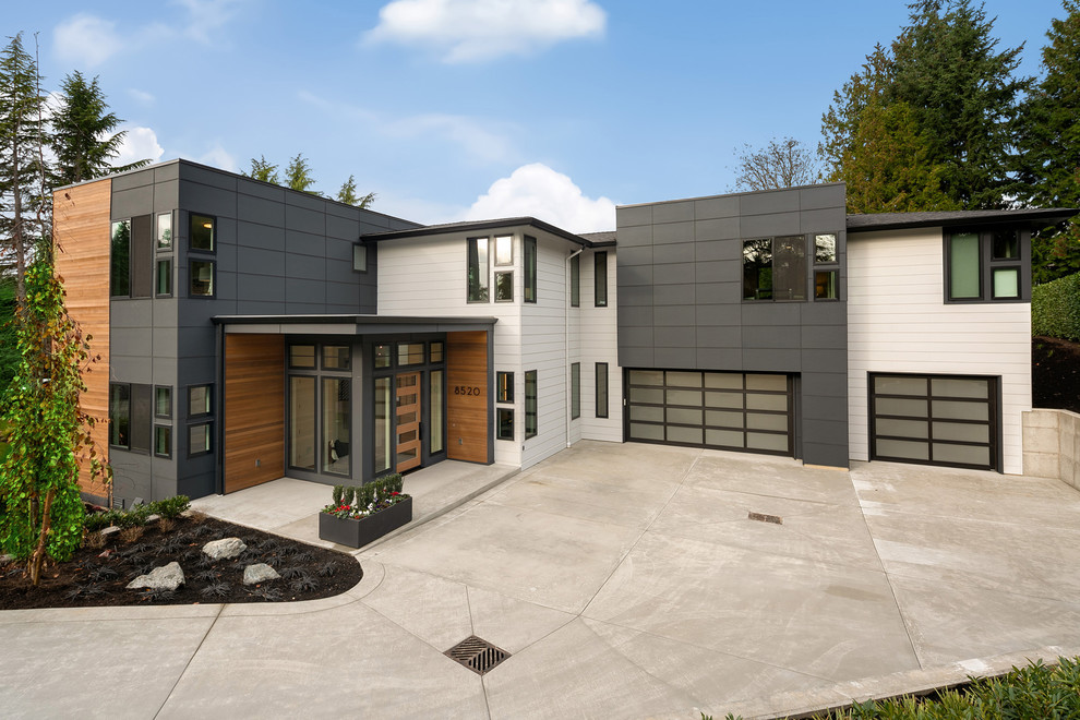 Idées déco pour une très grande façade de maison grise contemporaine à un étage avec un revêtement mixte, un toit à deux pans et un toit en shingle.