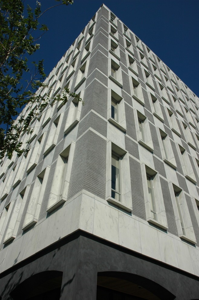 Geräumiges, Dreistöckiges Retro Haus mit Backsteinfassade und grauer Fassadenfarbe in Charleston