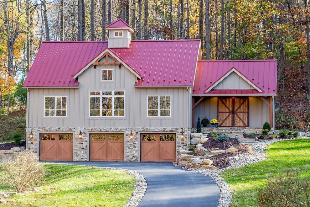 Diseño de fachada de casa gris y roja campestre de tamaño medio de dos plantas con tejado a dos aguas, tejado de metal y revestimientos combinados