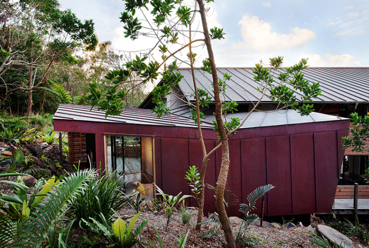 Modernes Haus mit roter Fassadenfarbe in Gold Coast - Tweed