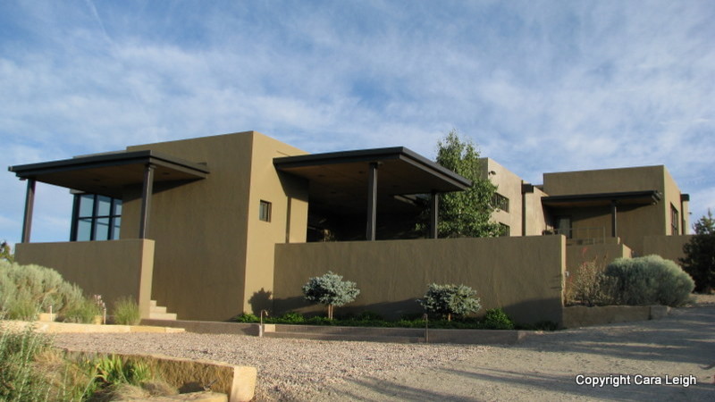Foto de fachada marrón actual de tamaño medio de una planta con revestimiento de estuco y tejado plano