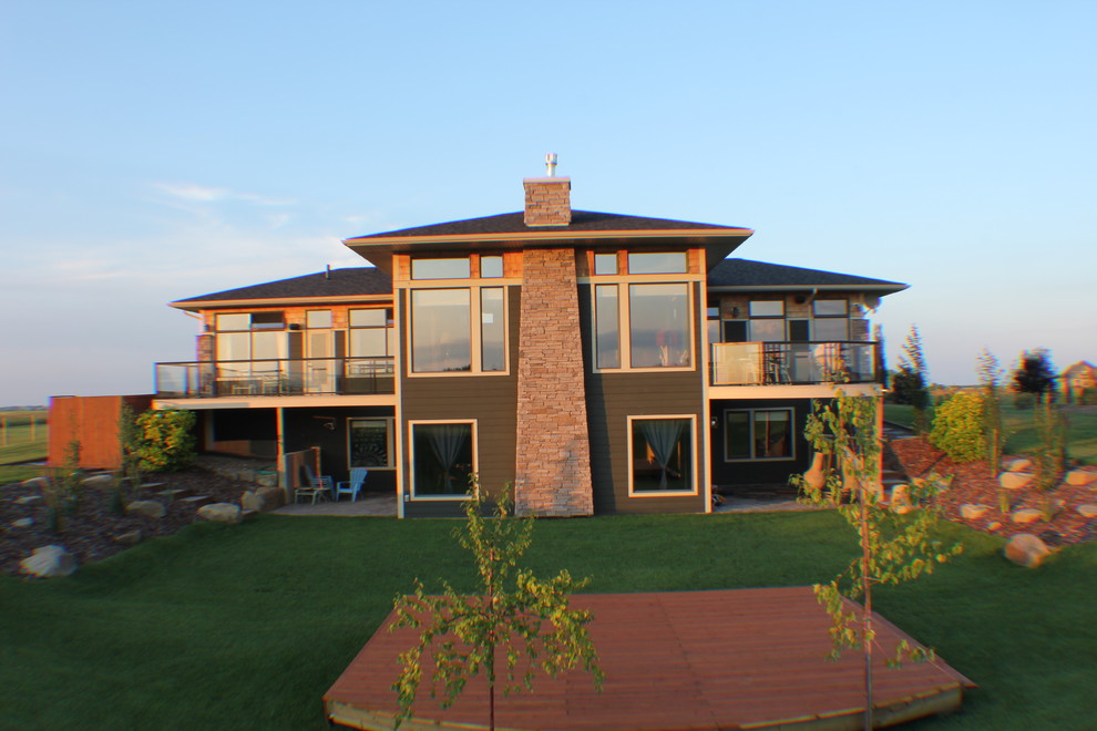 Exemple d'une grande façade de maison marron craftsman en bois à un étage.