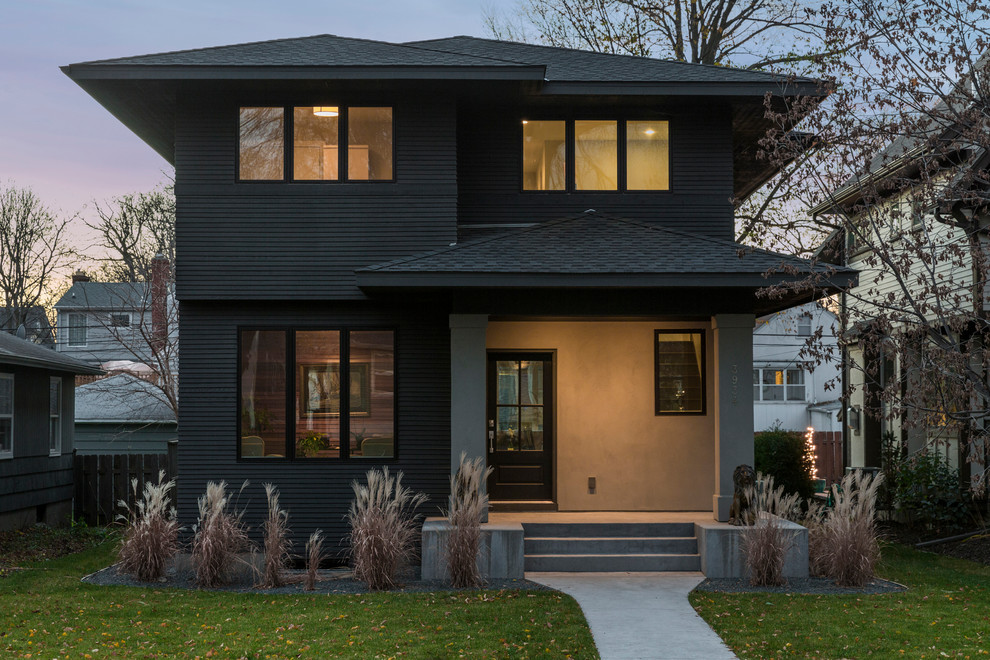 Cette photo montre une façade de maison marron moderne en bois à un étage et de taille moyenne avec un toit à deux pans et un toit en shingle.