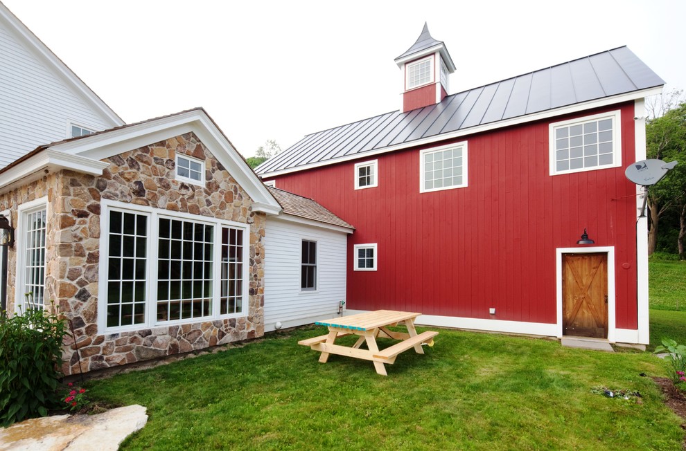 Idee per la facciata di una casa grande rossa classica a due piani con rivestimento in legno e tetto a capanna