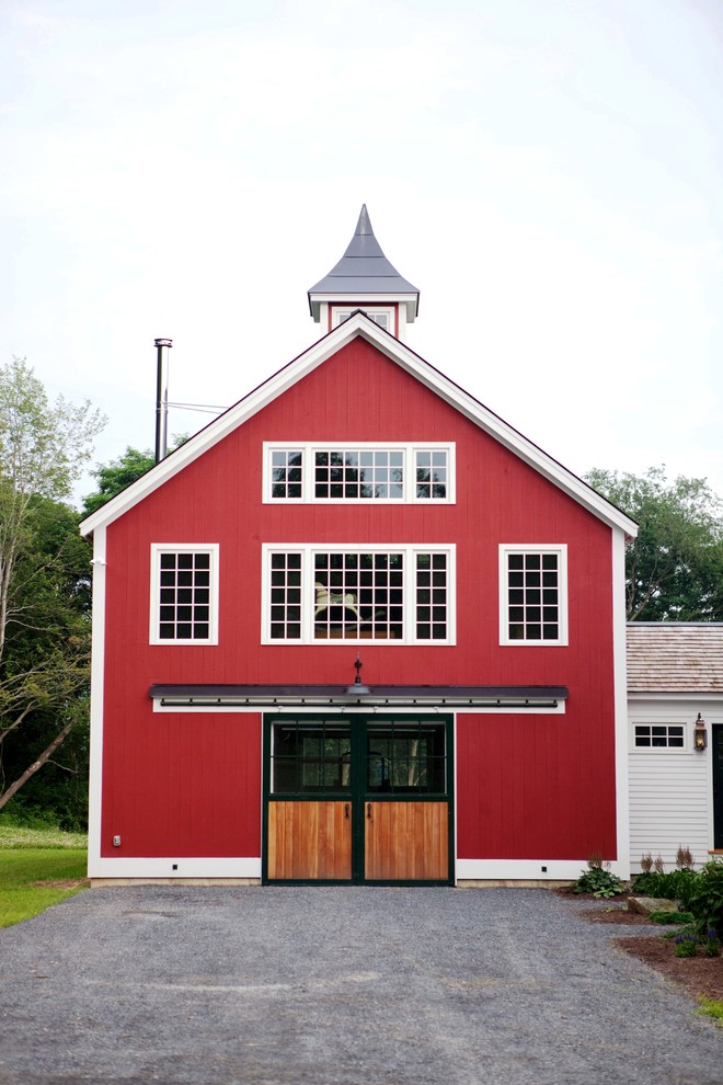 Foto della facciata di una casa rossa country con tetto a capanna