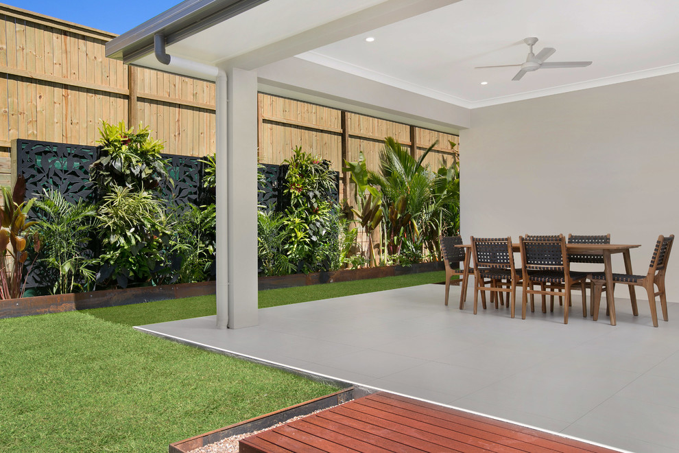 Photo of a contemporary house exterior in Cairns.
