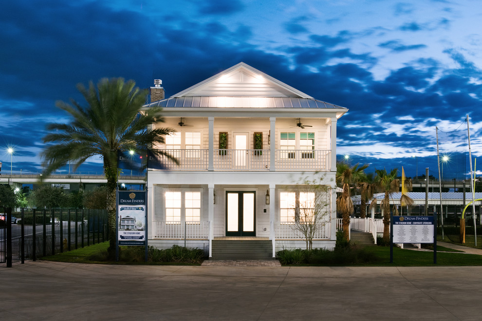 Mittelgroßes, Zweistöckiges Maritimes Haus mit Faserzement-Fassade, weißer Fassadenfarbe und Halbwalmdach in Jacksonville