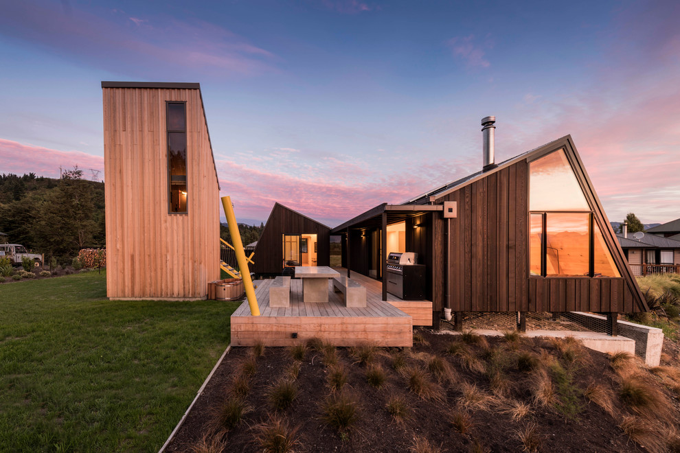 Einstöckiges Modernes Haus mit brauner Fassadenfarbe, Pultdach und Blechdach in Christchurch