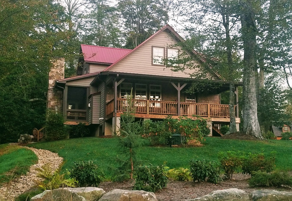 Foto de fachada gris campestre de tamaño medio de dos plantas con revestimiento de madera, tejado de un solo tendido y tejado de metal