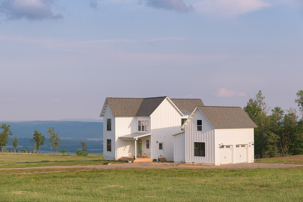 Großes, Zweistöckiges Country Einfamilienhaus mit weißer Fassadenfarbe, Schindeldach, Satteldach und Faserzement-Fassade in Sonstige