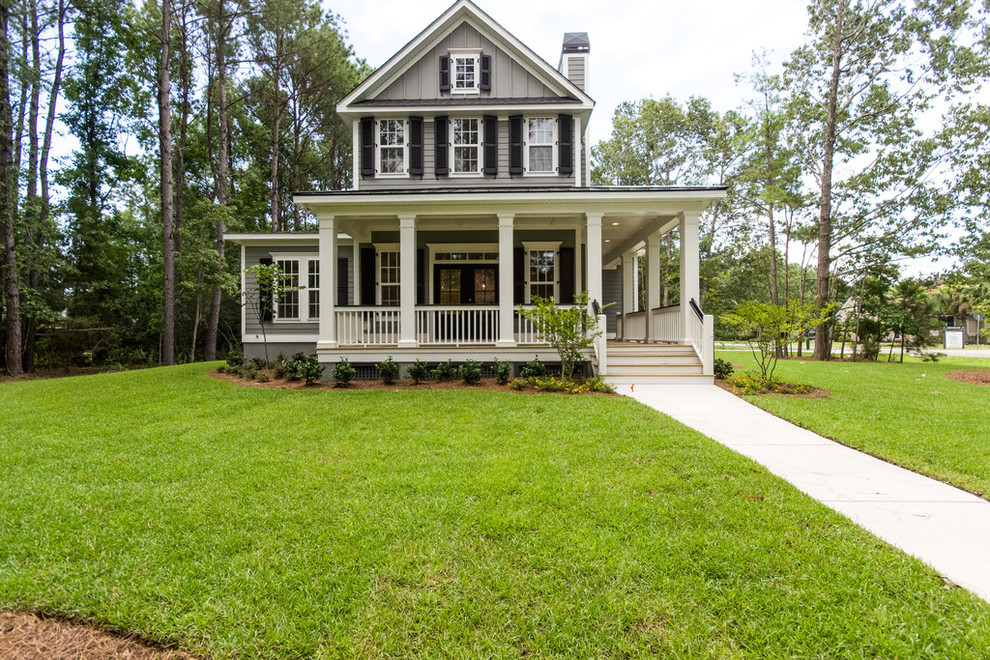 Mittelgroßes, Zweistöckiges Landhausstil Haus mit grauer Fassadenfarbe in Charleston
