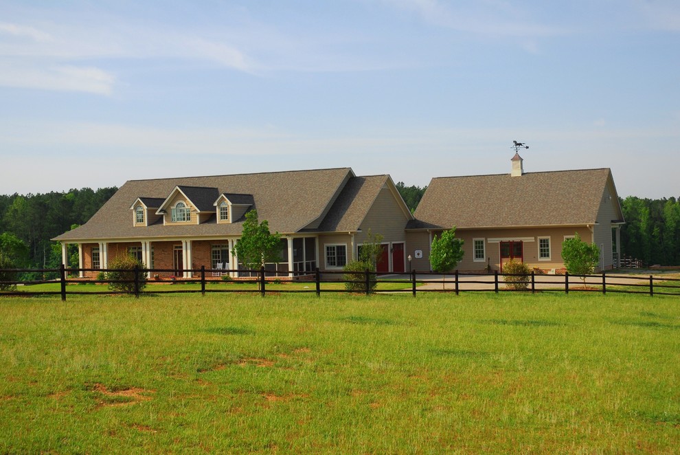 Imagen de fachada de casa beige de estilo de casa de campo de tamaño medio de una planta con revestimientos combinados, tejado a dos aguas y tejado de teja de madera