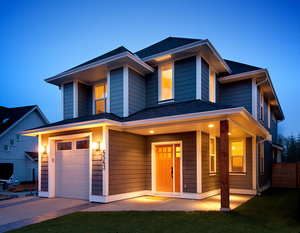 Idéer för mellanstora amerikanska blå hus, med två våningar, fiberplattor i betong och valmat tak