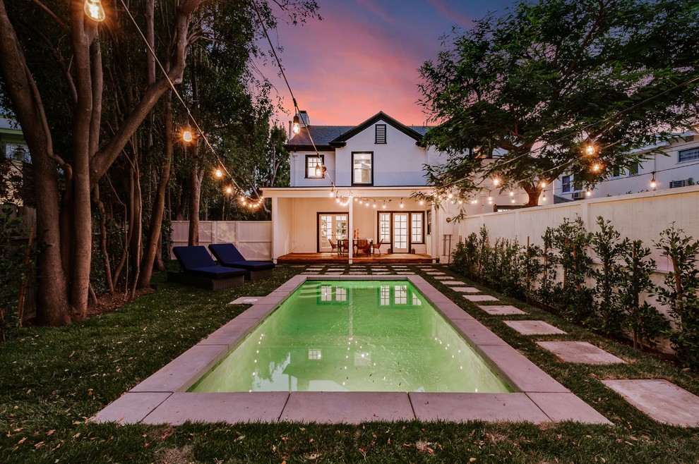 ロサンゼルスにあるトランジショナルスタイルのおしゃれな家の外観の写真