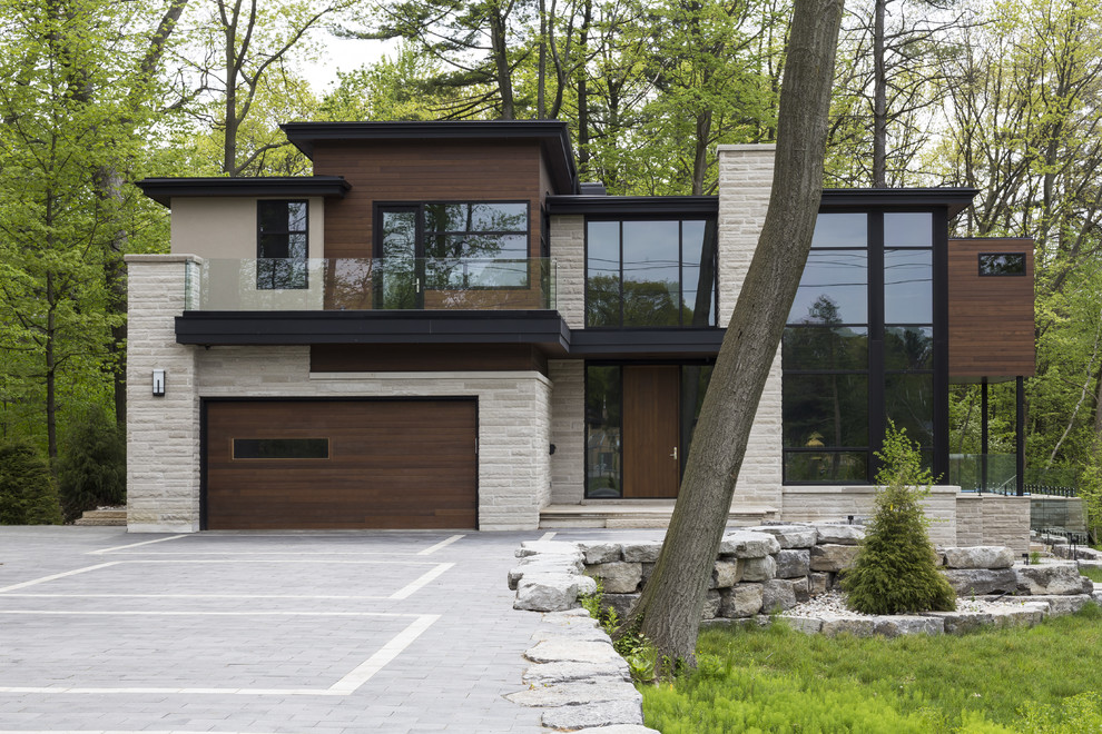 Photo of a contemporary house exterior in Toronto.