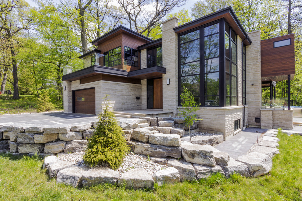 Zweistöckiges Modernes Einfamilienhaus mit Mix-Fassade und Flachdach in Toronto