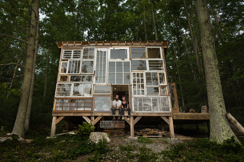 Свежая идея для дизайна: стеклянный дом в стиле фьюжн для охотников - отличное фото интерьера